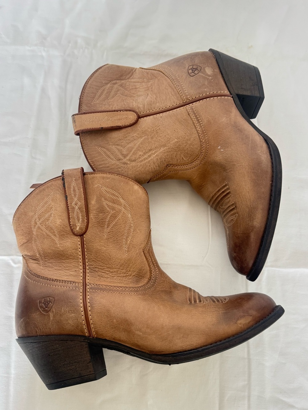 Ariat Women's Darlin Western boots in a burnt sugar brown leather Size 8.5B